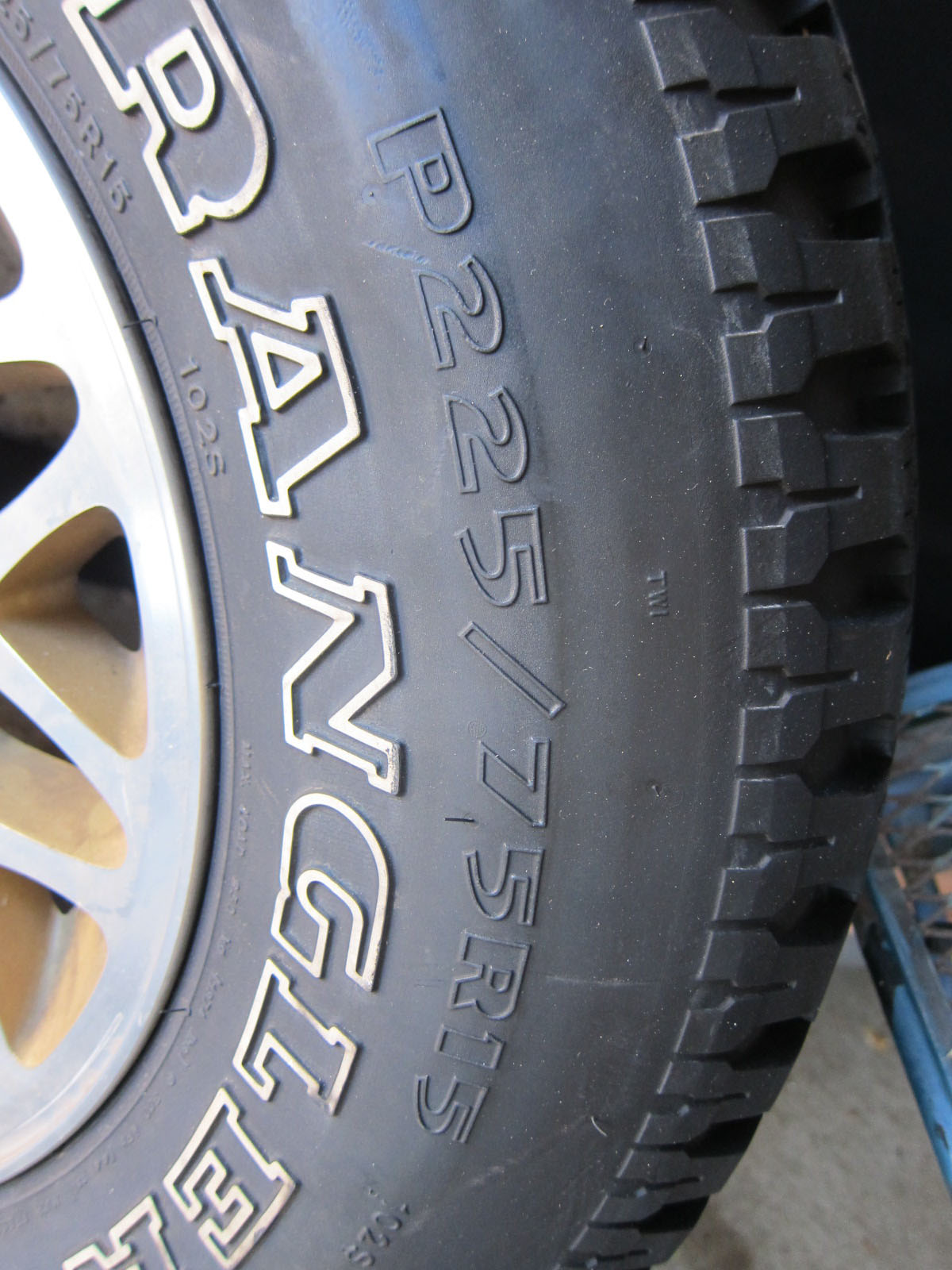 Goodyear Wrangler Radial P225/75R15 as new Jeep ZJ alloy wheel and